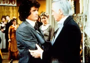 Charles Ingalls (Michael Landon, l.) versucht Dillon Hyde (Liam Sullivan, r.) zu beruhigen. Er hatte sich seiner Frau gegenüber etwas "rabiat" verhalten. Caroline (Karen Grassle, M.) verfolgt die Szene mit Unbehagen.