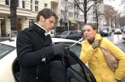 Bevor Jonas (Roy Peter Link, l.) ins Taxi steigt, überreicht Katja (Karolina Lodyga, r.) ihm Dokumente, die Gerrits Machenschaften beweisen könnten ...