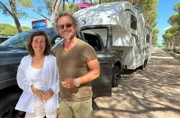 Britta (l) und Andreas vor ihrem Fifthwheeler auf einem Campingplatz der Baia Holiday.