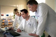 ARD/MDR IN ALLER FREUNDSCHAFT FOLGE 685, "Ein harter Schnitt", am Dienstag (19.05.15) um 21:00 Uhr im ERSTEN. Dr. Philipp Brentano (Thomas Koch, mi.) hält das Leberkarzinom seines Patienten für inoperabel. Dr. Roland Heilmann (Thomas Rühmann, re.) schätzt das genauso ein. Das Risiko einer OP ist unkalkulierbar. Die beiden plädieren dafür, den Patienten auf die Liste für eine Spenderleber zu setzen. Als sich Dr. Lea Peters (Anja Nejarri, li.) einmischt, fragt Philipp sie, ob sie keine eigenen Patienten habe, um die sie sich kümmern könne.