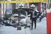 Matt Hendricks (Jocko Sims) nimmt den Unfallort genau unter die Lupe ...