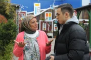 Sevim (Özay Aslanhan) spricht mit ihrem Enkel Leon (Joel Akgün).