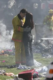 Ein riesiges Passagierflugzeug ist auf dem Platz vor dem Rathaus abgestürzt. Jim (David Conrad, l.) ist überglücklich, dass Melinda (Jennifer Love Hewitt, r.) unverletzt ist ...