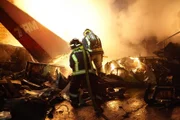Nachstellung. Stunden nach dem Absturz von TAM Airlines Flug 3054 versuchen Feuerwehrleute, die beiden Blackboxes aus dem noch brennenden Flugzeug zu bergen.