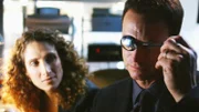 Kann man das Gesicht des Mörders im Auge des Opfers erkennen? Detective Taylor (Gary Sinise) und Detective Bonasera (Melina Kanakaredes) vergleichen die Krümmung des Löffels mit der Krümmung des Auges.