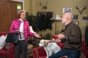 Johanna (Brigitte Antonius, r.) findet die ausgebüxte "Betty" bei Walter (Ludger Burmann, l.) auf dem Hof.