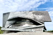 Das ikonische Bauwerk der Philharmonie de Paris von Jean Nouvel thront am Rande des Parc de la Villette.