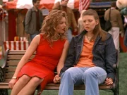Glory (Clare Kramer, l.) lähmt Taras (Amber Benson, r.) Verstand und macht sie zum willenlosen Wrack.