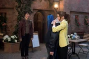 Tatjana (Judith Sehrbrock, r.) verabschiedet gerührt ihren Sohn nach Italien (mit Anja Franke, l.).