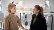 Helen Dorn (Anna Loos, r.) stattet Charlotte Falkner (Karoline Eichhorn, l.) einen Besuch in ihrer Firma ab um Sie zu befragen.