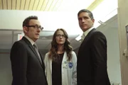 (v.l.n.r.) Harold Finch (Michael Emerson); Root (Amy Acker); John Reese (Jim Caviezel)