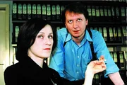 Die Kartenlegerin Natascha Kaminski (Sophie Rois, l.) wird verdächtigt, in den Mord an Frau Clausen verwickelt zu sein, weil im Mund der Toten eine Tarotkarte gefunden wurde. Kommissar Böck (Heinz Weixelbraun, r.) befragt die Kartenlegerin ...
