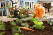 Rudi (Lennart Morgenstern) und Ella (Anna Menzel) wollen Otto reinlegen. Ob der Streich mit der Möhre am Faden funktionieren wird?