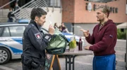 Nazim konfrontiert Sven mit einem Drogenfund am Fischimbiss