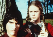 Laura Ingalls (Melissa Gilbert, r.) versucht Daniel Page (Alban Branton, l.) zu überreden, wieder zum Nachhilfeunterricht zu kommen.