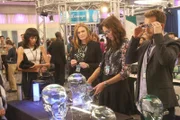 (v.l.) Cam (Tamara Taylor), Brennan (Emily Deschanel), Angela (Michaela Conlin) und Hodgins (TJ Thyne) besuchen den jährlichen forensischen Fachkongress und testen Neuheiten auf dem Markt.