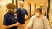 Doc Caro mit Patient Helmut und Dr. Emine Tarakci (l.) im Krankenhaus. Die Verwendung des sendungsbezogenen Materials ist nur mit dem Hinweis und Verlinkung auf RTL+ gestattet.