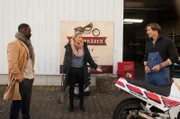 Hendrik (Jerry Kwarteng, l.) stellt es vor Britta (Jelena Mitschke, M.) und Ben (Hakim Michael Meziani, r.) so dar, als sei sein Winterfest vom Schulrektor abgenommen.