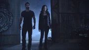 Scott (Tyler Posey) geht zurück zu Deucalion (Gideon Emery), um mit ihm gemeinsam gegen Miss Blake (Haley Webb, re.) vorzugehen. Doch diese hat es geschafft, Derek (Tyler Hoechlin, li.) auf ihre Seite zu ziehen.
