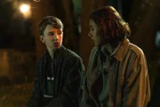 Simon (Marlon Heinrich, li) bekommt im Gespräch mit Leon (Dean Ryan Kuhlig) eine Erkenntnis.