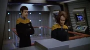 Ensign Vorik (Alexander Enberg, l.) und B'Elanna Torres (Roxann Dawson, r.)