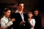 Der teuflische Barbas (Billy Drago, r.) und sein Handlanger Bane (Antonio Sabàto jr., 2.v.l.) haben die Rechnung ohne Phoebe (Alyssa Milano, l.) und Piper (Holly Marie Combs, 2.v.r.) gemacht.