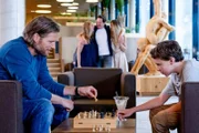 Beim Schachspielen versucht Markus (Sebastian Ströbel, l.) Leon (Jacob Speidel, r.) auf andere Gedanken zu bringen. Währenddessen vergnügt sich Tobias (Markus Brandl, M.) mit den neuen Bekanntschaften (Elisabeth Grünebach und Anna Unterweger)