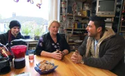 Trödelprofi Sükrü Pehlivan (re.) im Gespräch mit Sonja und deren Sohn Marco (li.)