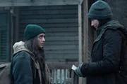 Tina (Sian Clifford, r.) versucht, die Beziehung zu ihrer Tochter Kim (Maisie Williams, l.) zu retten, indem sie sich ihr zum ersten Mal öffnet. Dadurch erfährt Kim nun auch das dunkelste Geheimnis ihrer Mutter.