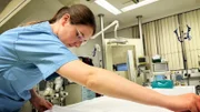 Arzt in der Notaufnahme des Städtischen Krankenhauses Magdeburg