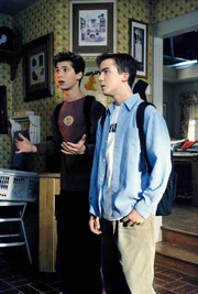 Reese (Justin Berfield, li.) und Malcolm (Frankie Muniz) unternehmen 'mal wieder den verzweifelten Versuch einer Rechtfertigung.