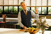 Dr. Dylan Reinhart (Alan Cumming).
