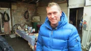 Trödelprofi Otto Schulte will den Geschwistern Katharina und Nadine helfen