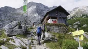 Wanderer bei der Heßhütte in den Ennstaler Alpen