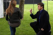 Damit hat Kate (Stana Katic, l.) nicht gerechnet: Castle (Nathan Fillion, r.) geht vor ihr in die Knie und zieht einen Diamantring aus der Tasche ...