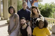 Sie arbeiten da, wo andere Urlaub machen: Die Tattoo-Künstler (v.l.n.r.) Sketch, Neuzugang Glen, Jay, Alice und Paisley reisen quer durch den Mittelmeerraum und kümmern sich in ihrem Pop-Up-Tätowierstudio um die Desaster auf der Haut der Urlauber ...