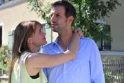 Nils (Florian Stadler, r.) ist noch immer beleidigt wegen Sabrinas (Sarah Elena Timpe, l.) Scherz mit dem Pferdefleisch.