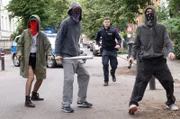In der Berliner Vorstadt zerstören Jugendliche teure Autos. Warum sie das machen und wer sie sind, ist unklar. Dann findet die Kripo Potsdam die Leiche eines jungen Mannes.