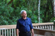 Dr. Keith Holland bei einem Spaziergang entlang der Uferpromenade im Walter Jones Historical Park.