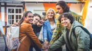 Reena (Sophie Leonie Mauritz), Ava (Mia Stieber), Mikka (Jona Kirchner), Leon (Dean Ryan Kuhlig) und Tahmina (Janisa Glasow, vlnr.) stehen hinter Charlotte (Caroline Groß, Mitte). Der Share Space muss gerettet werden.
