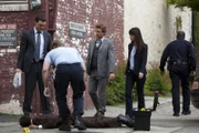Als der Gefängniswärter Walton Parsell in einer Gasse von Hangtree, Kalifornien, erstochen aufgefunden wird, beginnen Wayne (Owain Yeoman, l.), Patrick (Simon Baker, M.) und Teresa (Robin Tunney, 2.v.r.) mit den Ermittlungen ...