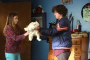Axl (Charlie McDermott, r.) und Sue (Eden Sher, l.) beginnen einen Krieg der Streiche.