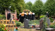 Der Pastor Ernst Wittig (Thomas Thieme, re.) begleitet den Trauerzug.