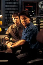 Dr. Jesse Travis (Charlie Schlatter, l.); Rick Dees (Rick Dees, r.)