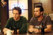 Dennis Reynolds (Glenn Howerton, l.); Mac (Rob McElhenney, r.)