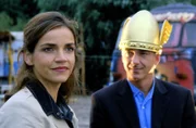 Nachdem Sandra (Rebecca Immanuel, l.) an Haschkeksen genascht hat, erscheint ihr Felix (Christoph M. Ohrt, r.) als griechischer Gott ...
