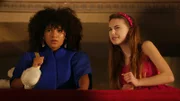 Lucy (Kensington Tallman, r.) und ihre Klassenkameradin Charlotte (Gloria Colston, l.) haben sich für eine Filmpremiere schick gemacht.