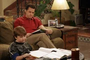 Alan (Jon Cryer) sorgt dafür, dass Jakes (Angus T. Jones) schulische Leistungen wieder besser werden ...