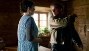 Riedlinger (Martin Feifel) schlägt seine Frau Bettina (Bettina Mittendorfer), die eine Affäre mit dem ermordeten Grandl hatte.