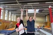Tobi (rechts) und Felix Remuta. Felix ist Profi-Turner und trainiert für die Olympischen Spiele. Dafür trainiert er elf Mal pro Woche.